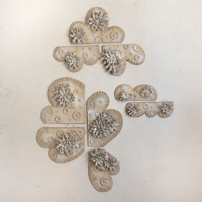 Une floraison sculptée entre terre et lumière