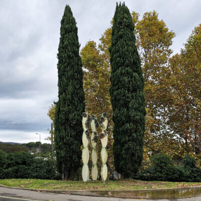 Garrigue, une plante dressée de terre et de mémoire qui célèbre la force fragile des plantes aromatiques : entre élan vertical et caresse végétale.